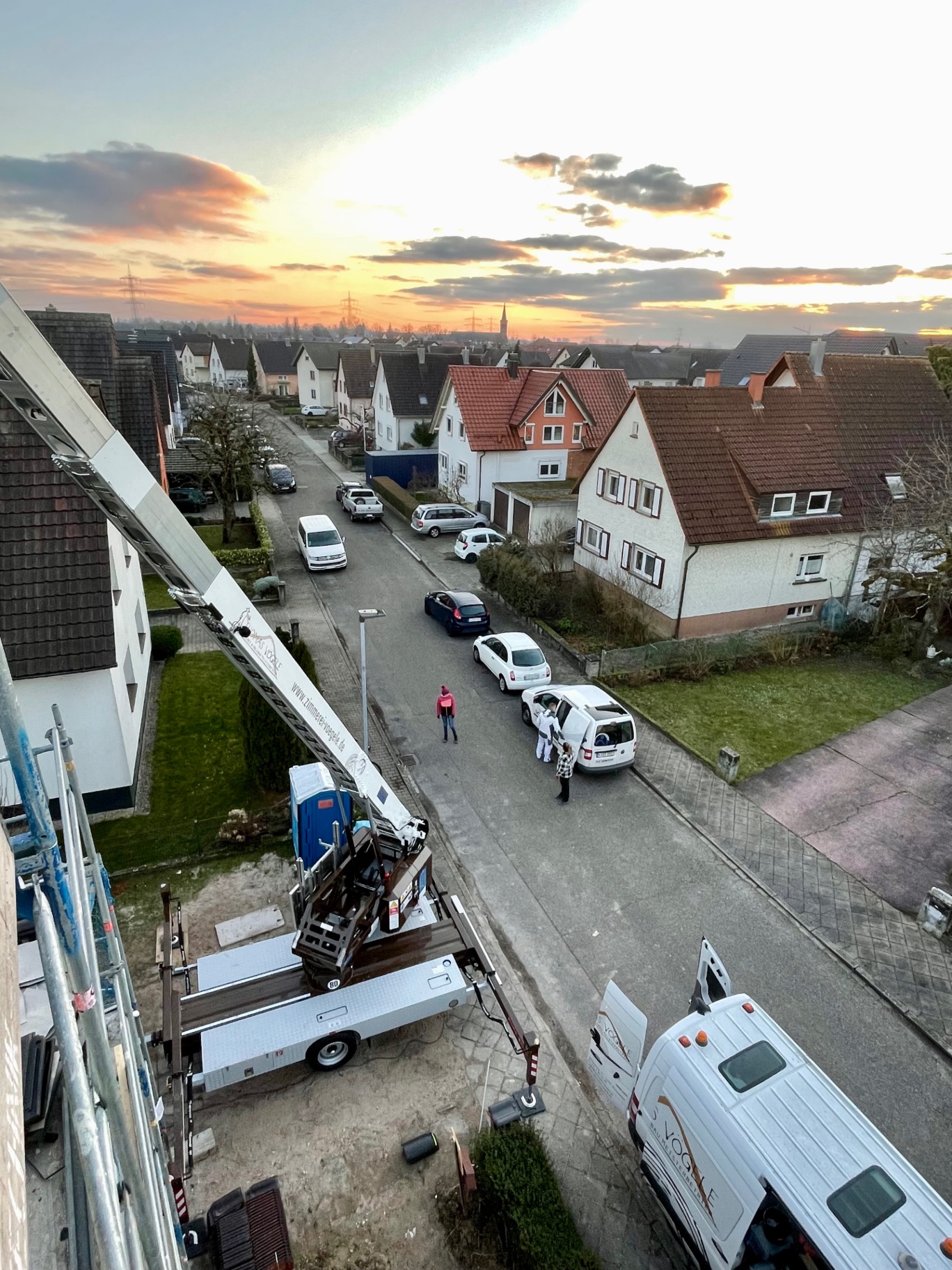 Sonnenaufgang über der Baustelle — Blick vom Gerüst
