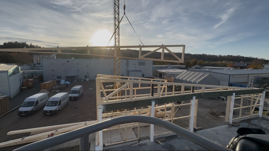 Tragwerk am Kran — Aufrichten einer Halle in Holzbauweise